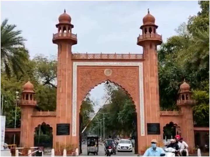अलीगढ़ में स्टूडेंट लीडर की गिरफ्तारी पर AMU में बवाल, यूनिवर्सिटी के सभी गेटों पर छात्रों ने जड़ा ताला